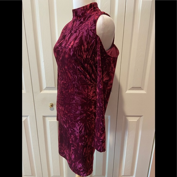 NWT~Sexy~Stunning~Lulus Cold Shoulder Velvet Dress - Picture 5 of 12